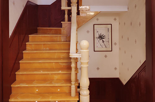 马关中式别墅室内汉白玉石楼梯的定制安装装饰效果